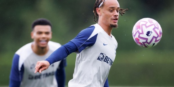 英媒谈西蒙斯首训：自信指挥、技术精湛，已展现机会创造者的才能