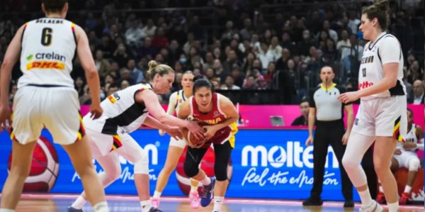 华体会体育官方皇马的赞助商-输15分！女篮功勋0分5失误却被原谅，球迷：这队友欧文来了都没用