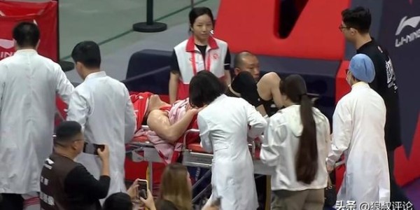华体会体育官方皇马的赞助商-望无大碍！郭艾伦膝盖受伤痛苦倒地 无法站立担架车推着离场